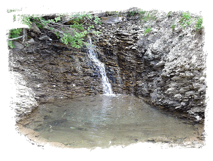 Cascade naturelle dans un sol schisteux